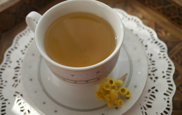 Tu je recept čudežnega čaja, ki gori maščobe