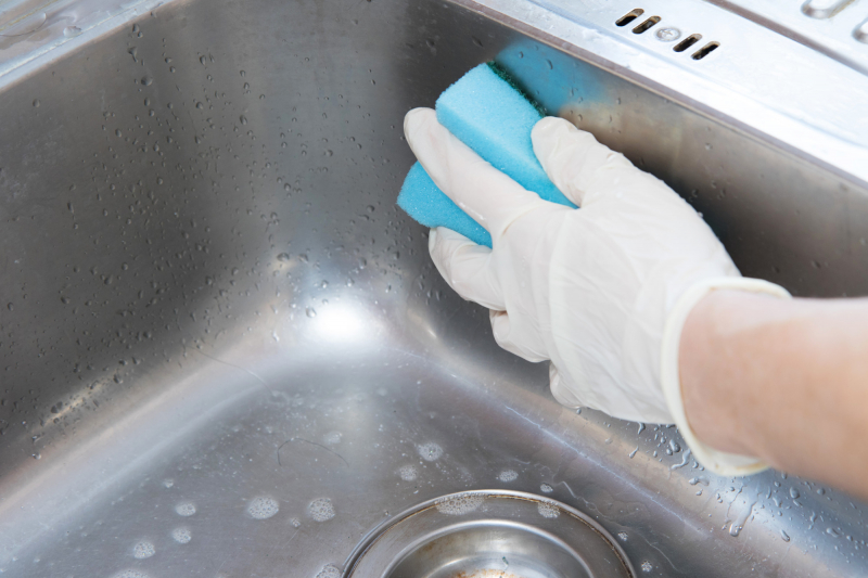 Kako očistiti kuhinjski umivalnik? Dokončna rešitev, zaradi katere je kuhinjski umivalnik bleščeč