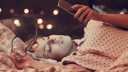 Kaj povzroča uporabo telefona pred spanjem?