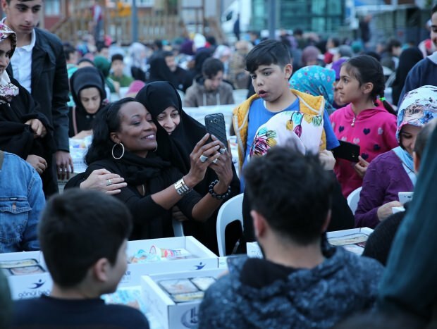 Muslimanska pevka Della Miles je naredila svoj iftar v Istanbulu