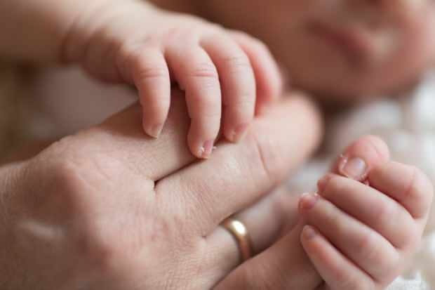 Zakaj so dojenčke roke hladne? Hlajenje rok in nog pri dojenčkih