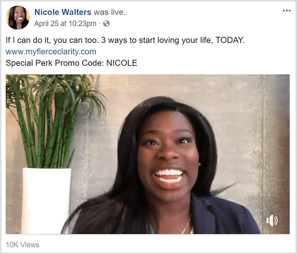 Nicole Walters deli videoposnetek v živo na Facebooku, ki promovira svoj tečaj Fierce Clarity. Pojavi se v poslovnih oblačilih pred nevtralno steno in visoko rastlino bambusa v beli sejalnici.