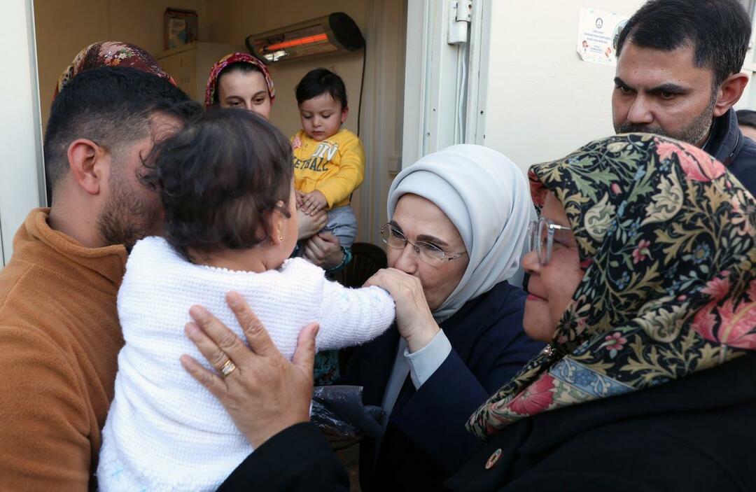 Emine Erdoğan obiskala družine žrtev potresa