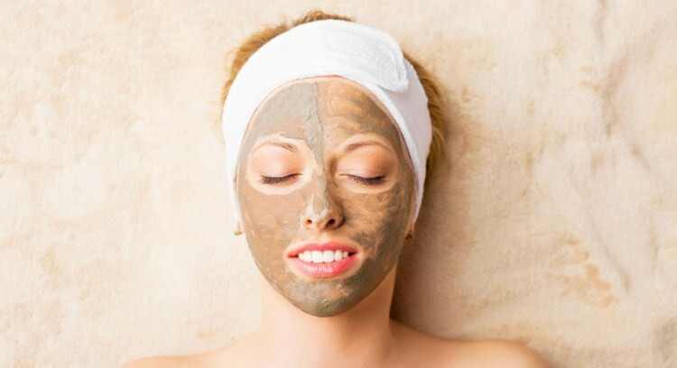 Za pravilno čiščenje kože: Nanesite glineno masko