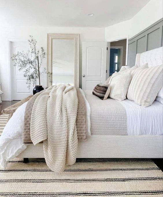 bela dekoracija spalnice
