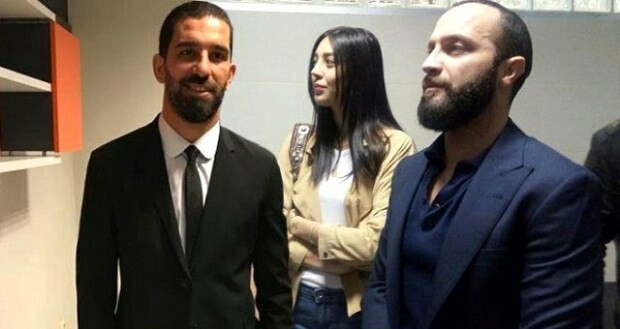 Pošiljanje pevki Ardi Turan, ki je pevcu Berkayu zlomila nos iz TV serije Sefirin Kızı