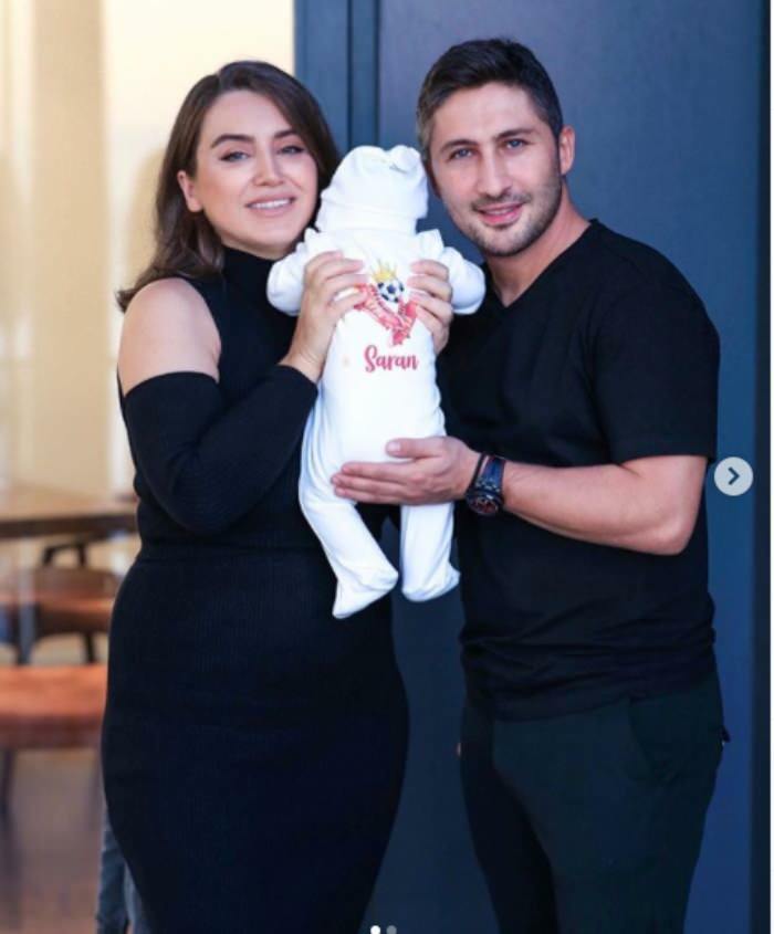 Par Yağmur-Sabri Sarıoğlu je prvič pokazal obraz svojih dojenčkov