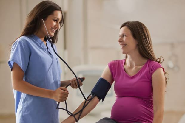 Kakšen mora biti krvni tlak med nosečnostjo?