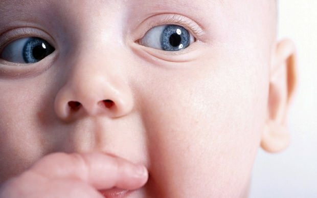 Zakaj se premikanje oči pri dojenčkih?