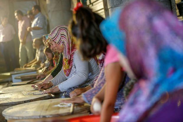 70 žensk iz Antalije prodaja palačinke in izdeluje mošeje