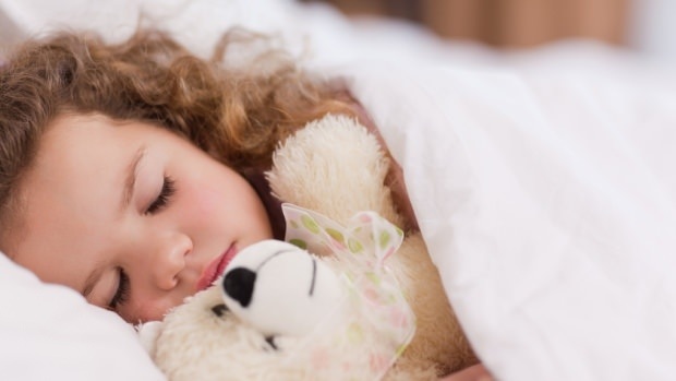 Kdaj naj otroci spijo sami?