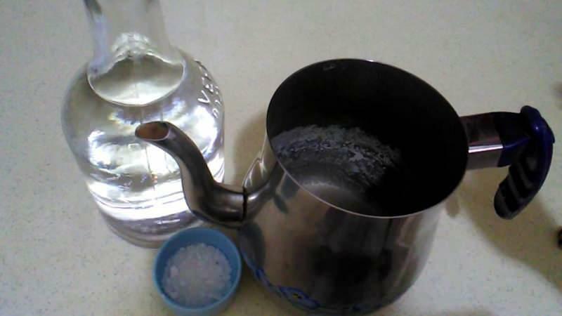 Odstranjevanje vodnega kamna iz čajnika s kisom
