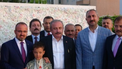 Politični svet se je srečal na slovesnosti obrezovanja sinov podpredsednika stranke AK Bülenta Turana