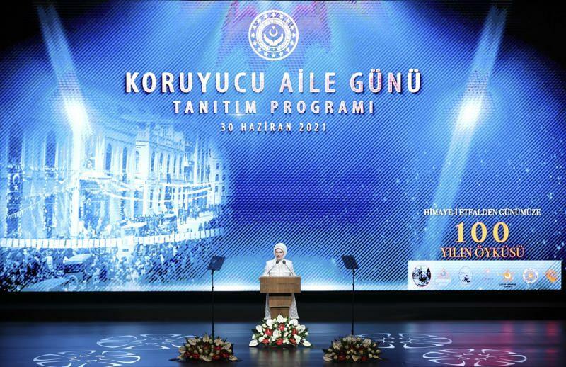 Emine Erdoğan: Ne strpimo se do umazanih rok, usmerjenih k otrokom