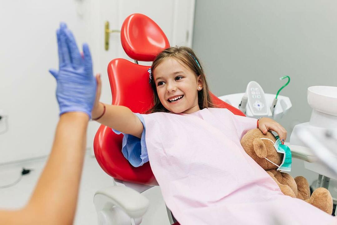Kdaj naj otroci dobijo zobozdravstveno oskrbo? Kakšna naj bo zobozdravstvena oskrba šoloobveznih otrok?