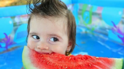 Kaj je treba hraniti dojenčkom v vročem vremenu?