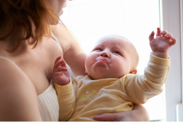 Kaj je zavračanje prsi? Zakaj dojenčki ne želijo sesati?