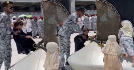 Straža Masjid al-Haram je prišla na pomoč! Medtem ko se mali kandidati romarji poskušajo dotakniti Kabe...