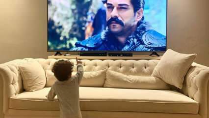 Burak Özçivit je sina prvič delil! Ko je Karan Özçivit na televiziji videl svojega očeta ...