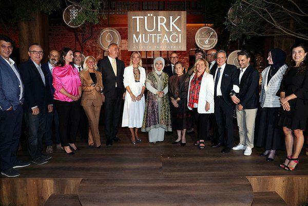 Izšla je pod nadzorom Emine Erdogan! Knjiga Turška kuhinja s stoletnimi recepti v 2 podružnicah...