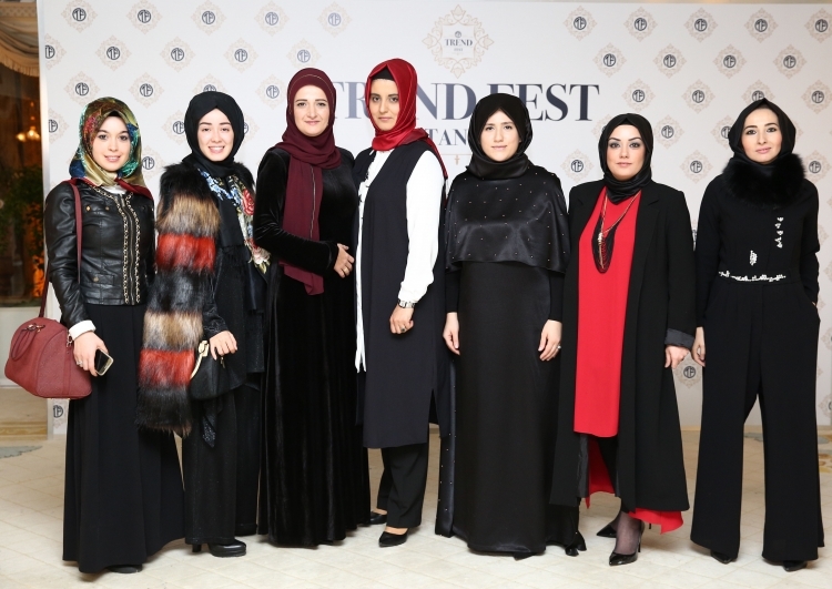 Ženske modnih oblikovalcev oblikujejo za ženske iz Aleppa