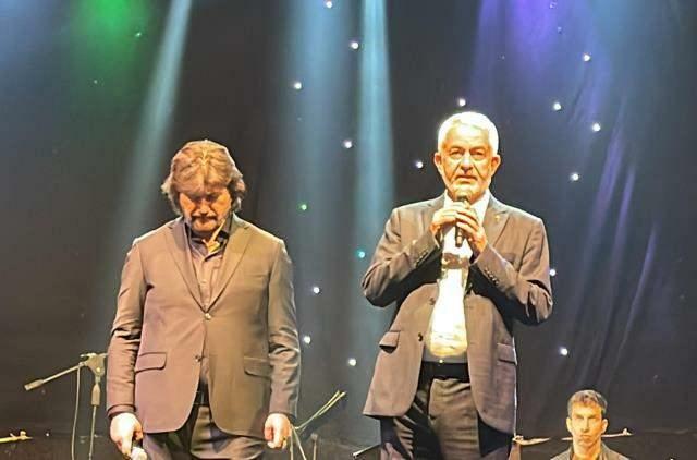 Ahmet Şafak je zaradi eksplozije v Bartınu na pol zapustil svoj koncert.