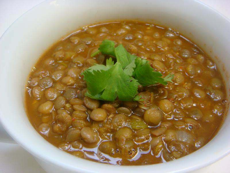 Kako narediti zeleno juho iz leče, začinjeno v restavracijskem slogu?