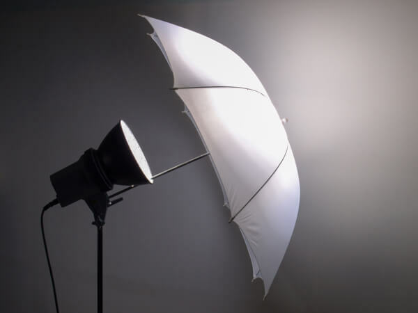 Foto dežnik pomaga ustvariti mehko in laskavo svetlobo za vaše videoposnetke.