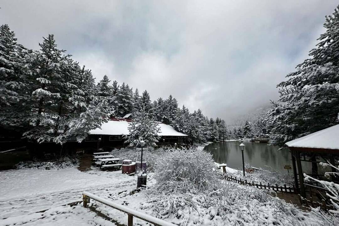 Naravni park Limniško jezero je pobelil