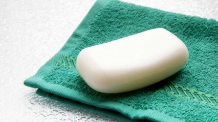 Kako očistiti madeže mila in detergenta?