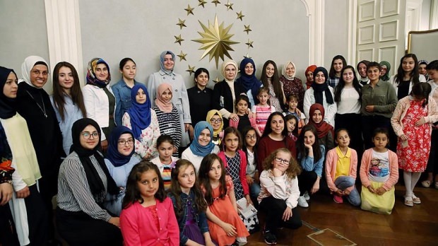 S klicem prve dame Erdoğan je 8 ministrstev ukrepalo za otroke!