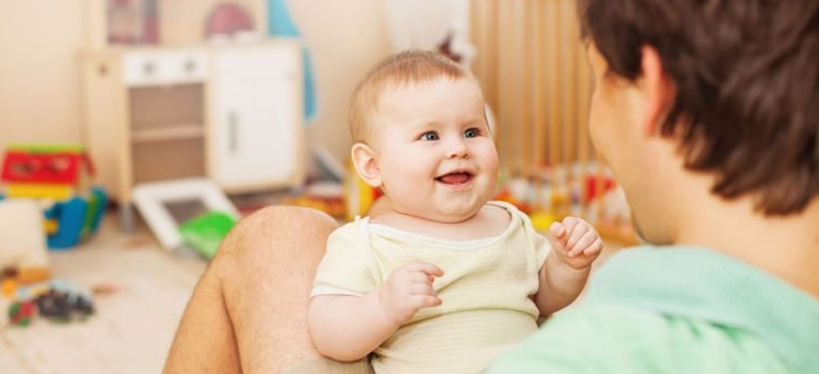 Dojenček, ki je izpostavljen več jezikom, lahko pozno govori