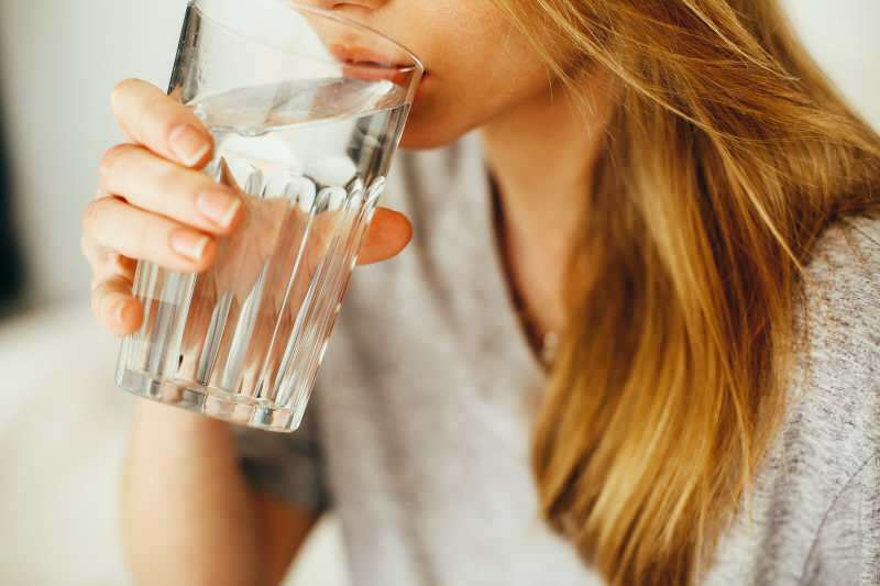 Ali bo pitna voda shujšala? Kdaj piti vodo? Hujšanje z vodo