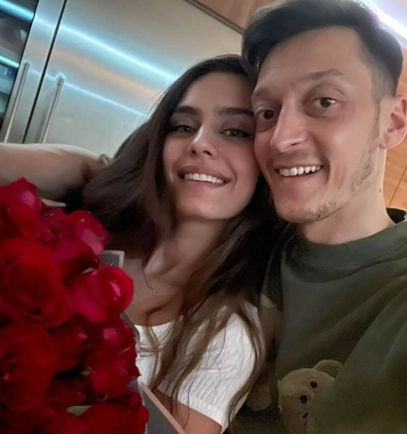 Romantično sporočilo Mesuta Özila svoji ženi Amine Gülşe: "Ker si vedno z mano ..."