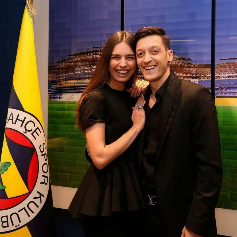 Amine Gülşe je praznovala dan očeta svojega moža Mesuta Özila