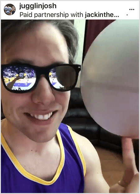 Josh Horton objavi fotografijo za kampanjo z Jackom v škatli in LA Lakersi. Josh nosi zrcalna sončna očala in dres Lakersov in se med vrtenjem žoge nasmehne za kamero.