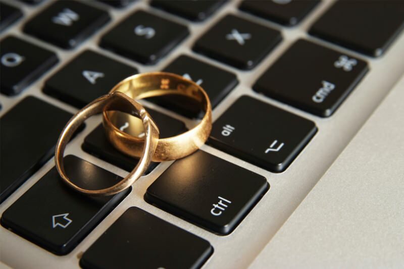 Ali obstaja zakonska zveza s srečanjem po internetu? Ali je dopustno srečati se na družbenih medijih in se poročiti?