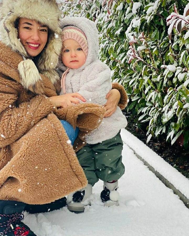 Snežna poza s hčerko Leylo od igralke Seda Bakan!