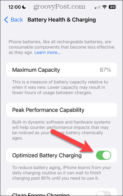 Omogočite ali onemogočite optimizirano polnjenje baterije na zaslonu Stanje baterije in polnjenje iPhone