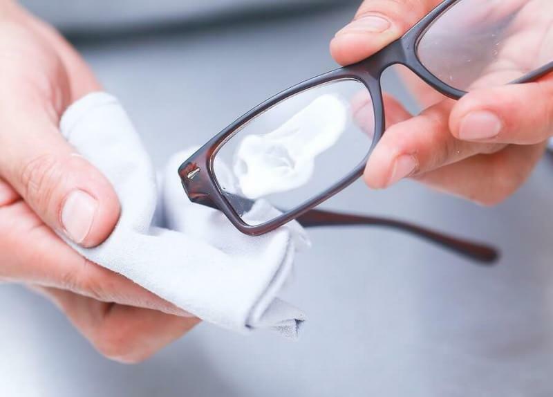 kako odstraniti praske na očalih