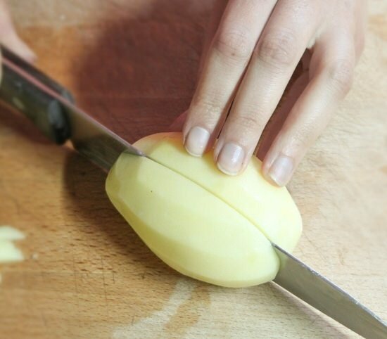 Kako odrezati rezino jabolka?
