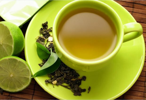 Zlahka oslabljena mešanica zelenega čaja in mineralne vode