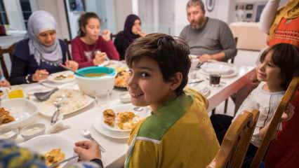 Nepogrešljivi običaji sahurja in iftarjev, ki jih imajo družine v ramazanu