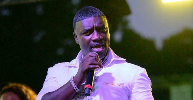 Ameriški pevec Akon je imel v Turčiji presaditev las