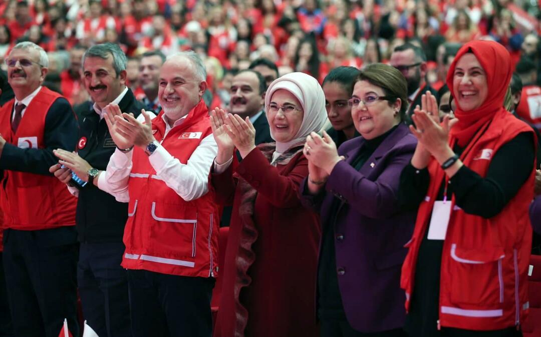 Emine Erdoğan je govorila na podelitvi mednarodnih nagrad za prostovoljstvo Red Vest