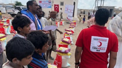 Pomoč v hrani za priseljence v Jemnu iz turškega rdečega polmeseca