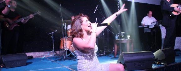 Grška pevka Anastasia Kalogeropoulou nastopila v TRNC, razglašena za izdajalko