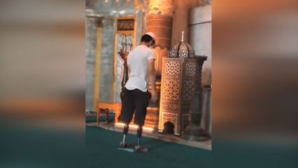 Mladenič moli s protetičnimi nogami v mošeji Aja Sofije!