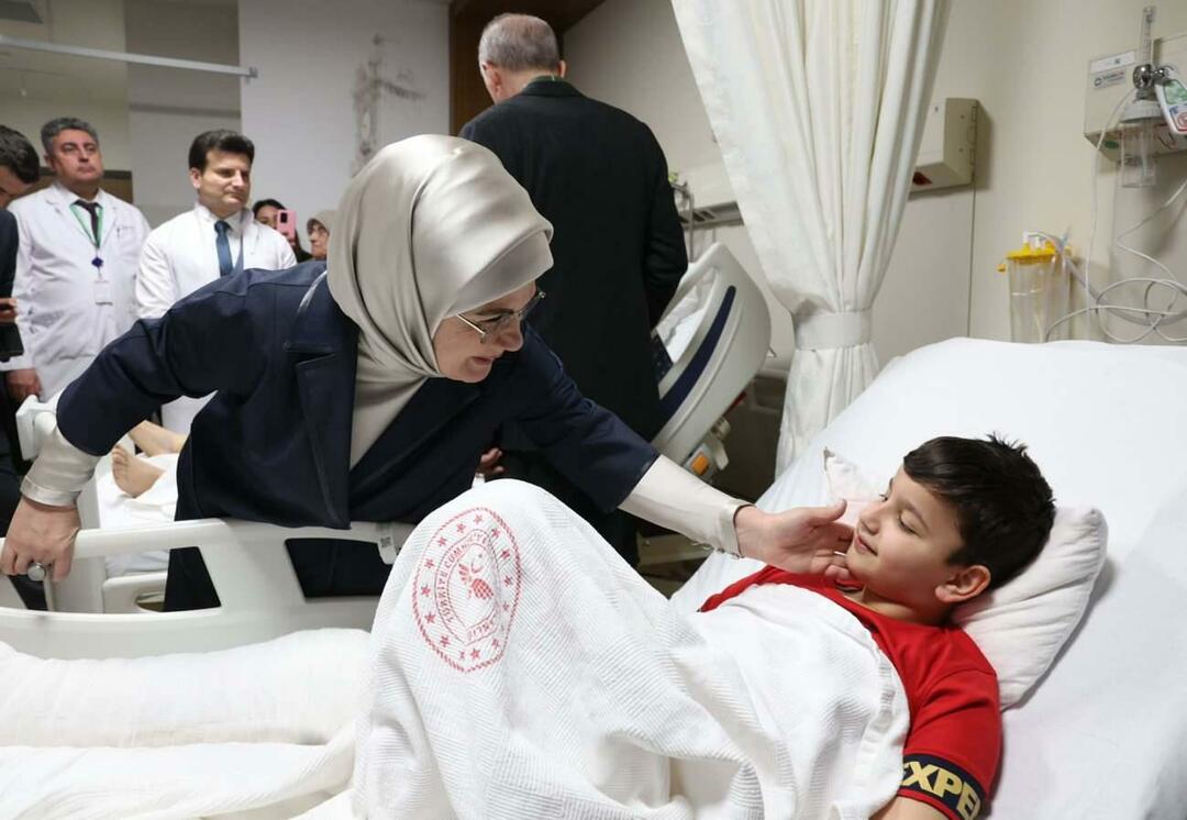 Predsednik Erdoğan in njegova žena Emine Erdoğan sta obiskala žrtve potresa