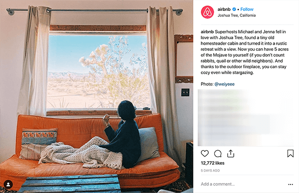 To je posnetek zaslona objave iz Instagrama iz Airbnb. Pripoveduje o paru, ki prek Airbnb doma gosti ljudi. Na fotografiji nekdo sedi na oranžnem kavču pod bež pleteno odejo in skozi okno gleda v puščavsko pokrajino. Melissa Cassera pravi, da so te zgodbe primer podjetja, ki v svojem trženju v družabnih omrežjih premaga pošast.